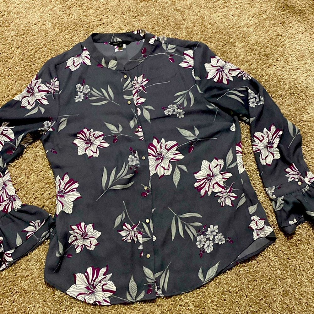 Banana Republic button from blouse with silver buttons. Ruffle at cuff